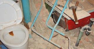 Профессиональный демонтаж перегородки ванной и туалета в Кронштадте - от 576 рублей